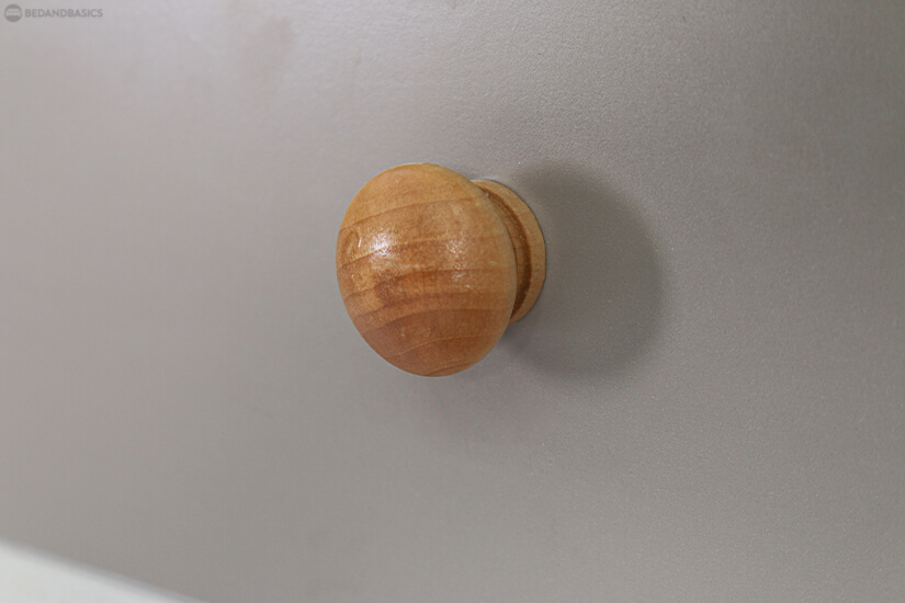 Old-school round knob handle. 