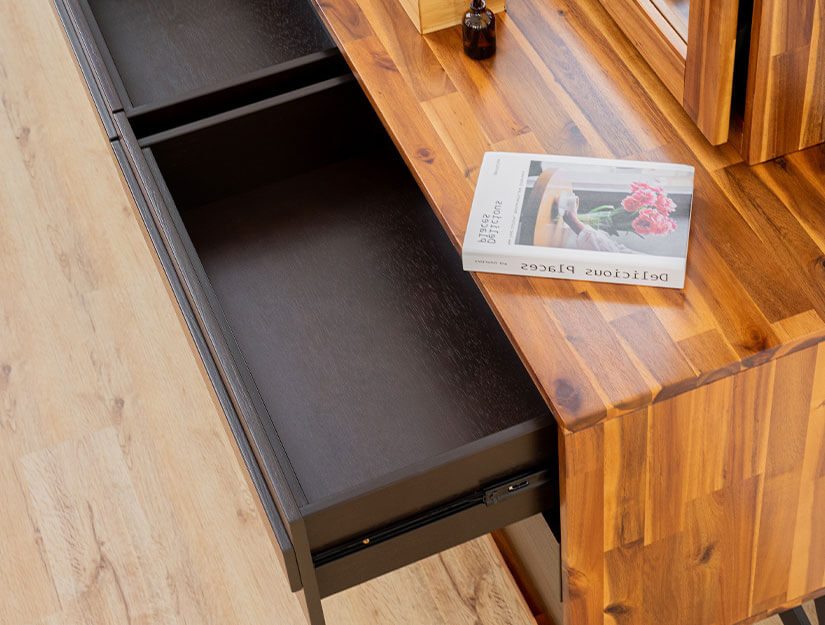 Metal drawer tracks. Open and close drawers smoothly and conveniently.