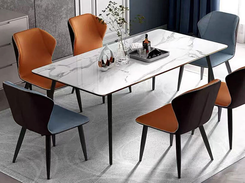 Add a touch of modernity and elegance to your home with this dining chair.