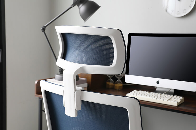 Adjustable headrest. Move up or down with ease according to your height.