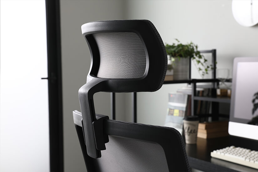 Adjustable headrest. Move up or down with ease according to your height. 