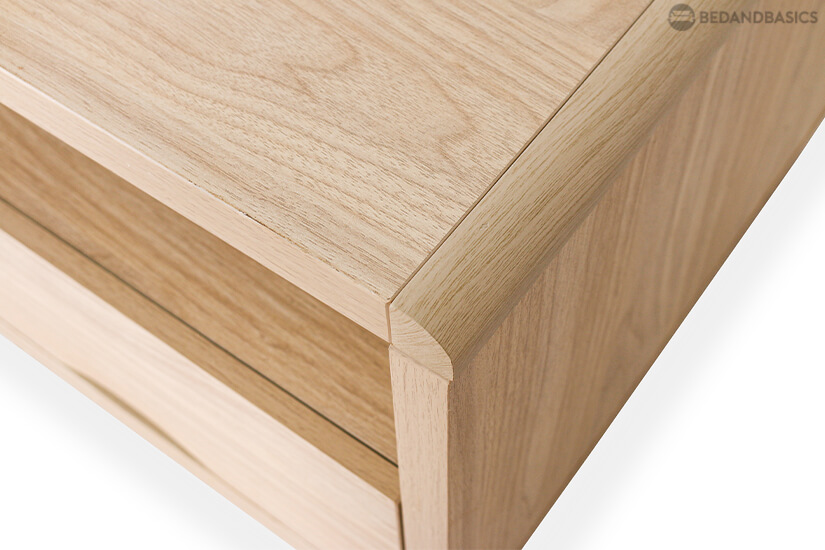 The furniture is evenly coated in the attractive wood grain of the light oak veneer.