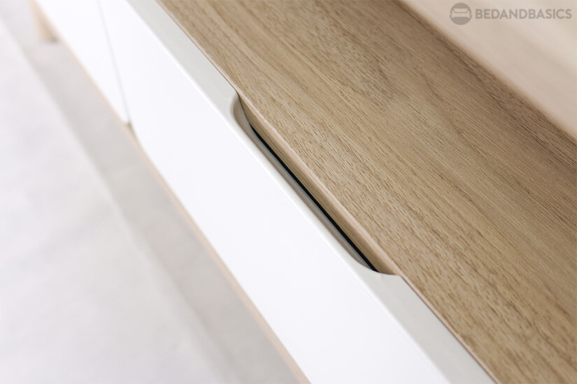 Recessed handles for better grip when opening and closing the drawers.
