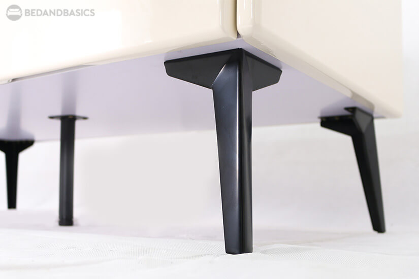 Sturdy metal legs. Additional middle support leg for more support.