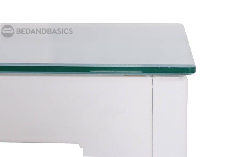  Jade green tempered glass sides with curved corners for additional safety against accidental knocks.