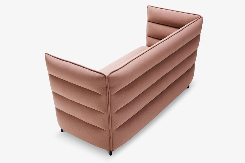 Wide and stable. Backrest inclined at 95 °. A combination of inverted trapezoid shapes. Unique sofa frame that allows for wide seating room without being overly bulky.