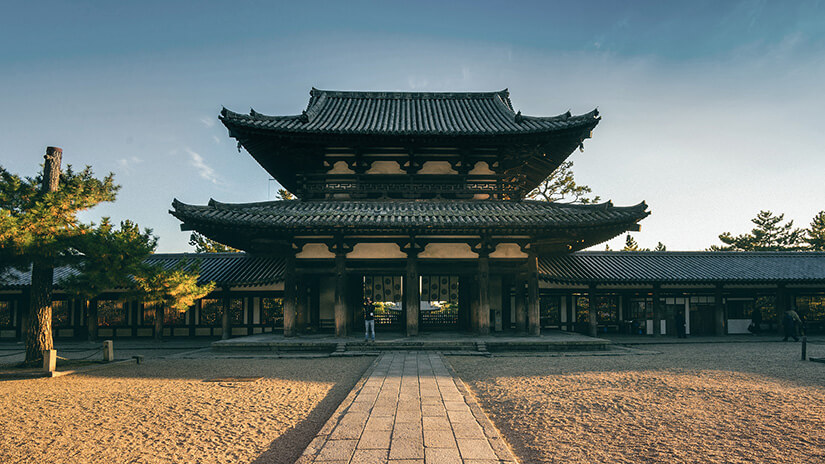 The Asuka era (593 to 710 AD) kickstarted the architectural and fine art development in Japan. The Horyu-ji Temple was built during this era. The temple’s towering pillars and door shape were the inspirations 