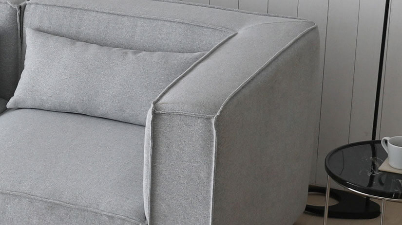 Fabric pipe outline softens the sofa’s appearance. Padded armrests enhance your sitting experience. 