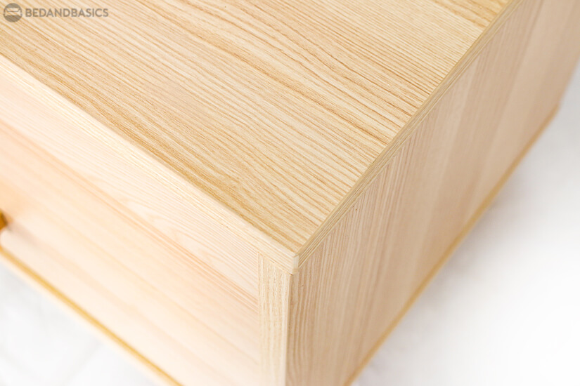 The light wooden veneer glows warmly, allowing the Nordic theme to be seen strongly in the console.