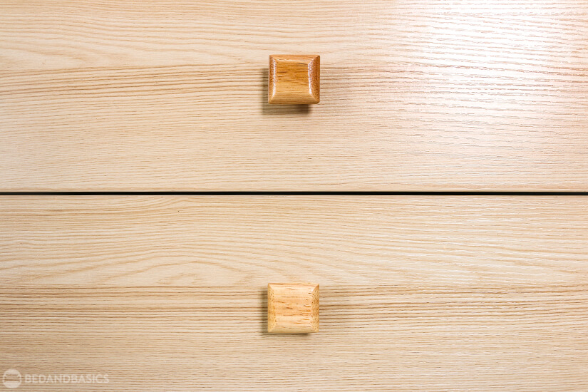 The unique and old-school rectangular knobs on the drawers ties in with the overall retro charm of the piece.