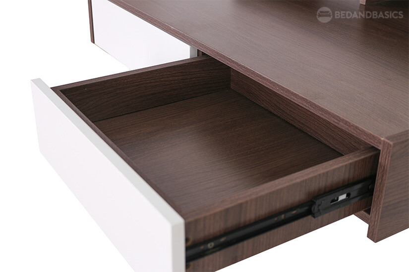 Spacious drawers that allow you to neatly keep your reading materials and stationaries.
