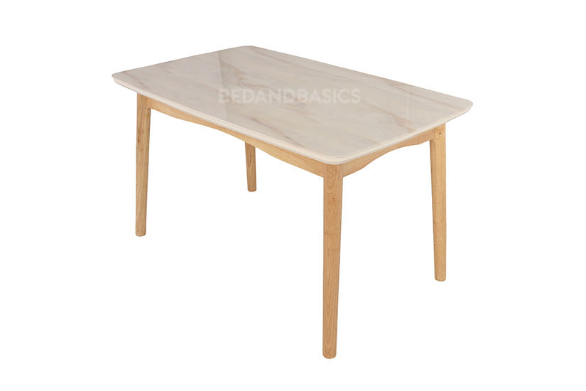The table is accentuated by the pairing of its classy tabletop design and its wood grain texture.