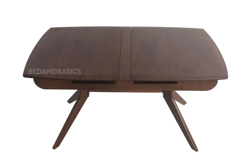 The wood grain texture brings out the table’s natural charm.