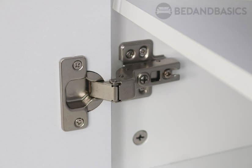 High quality metal hinges for a easy door open and closing experience.