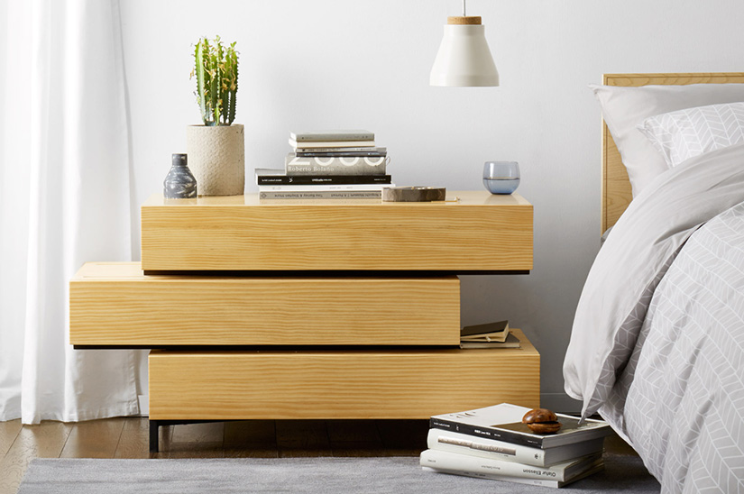 Multi-layered drawers. Large storage capacity. Thin legs. Drawers that can be pushed and pulled. A dynamic design that lets you express your creativity. Unique silhouette different from ordinary cabinets.