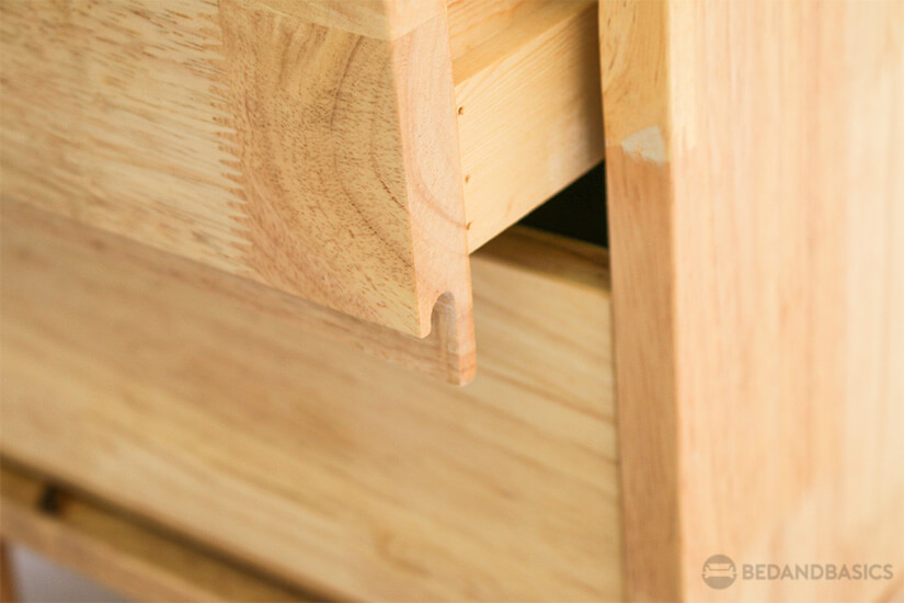 Minimal wood handles design for smooth opening and closing.