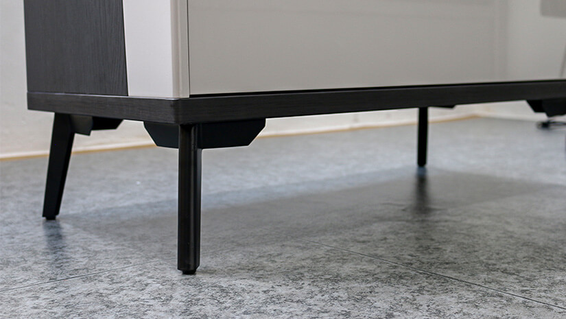 The weight of the drawers is supported by strong and sturdy metal legs.