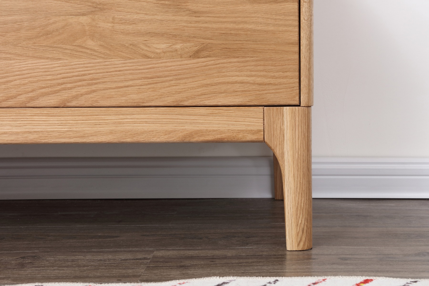 Supported by curved solid oakwood legs. Strong and sturdy.