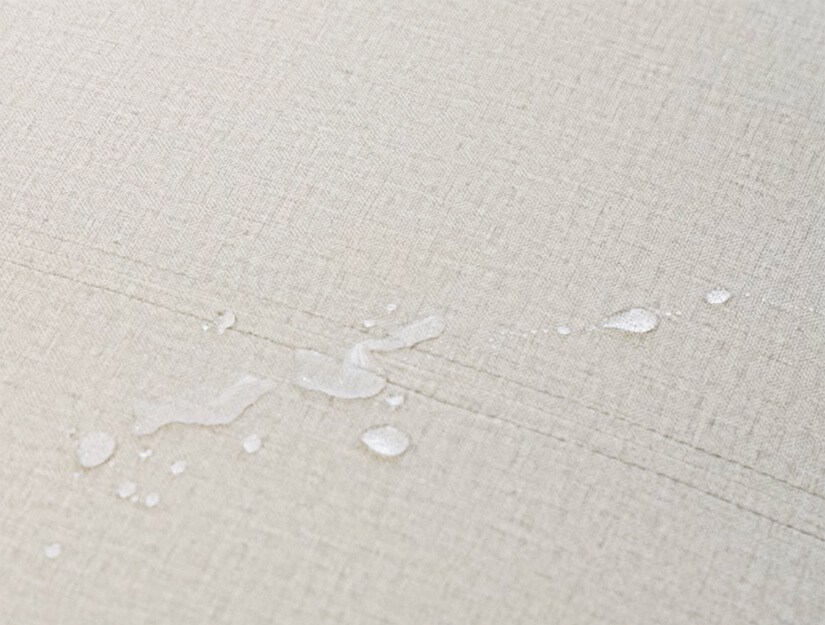 Water rolls off the surface effortlessly. Easy cleaning with just one wipe.