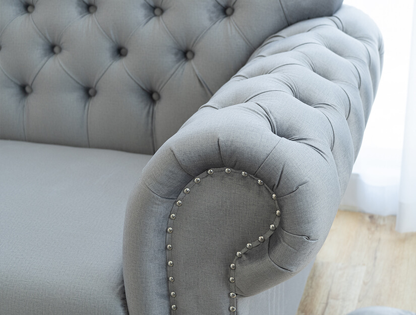 Graceful, rolled armrests. A trademark of the classic Chesterfield sofa.