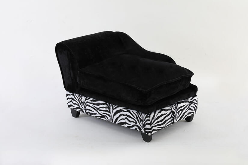 Upholstered with foam. Plump and plush. Cosy and comfy. Your furry ones will enjoy snuggling up on this day bed.