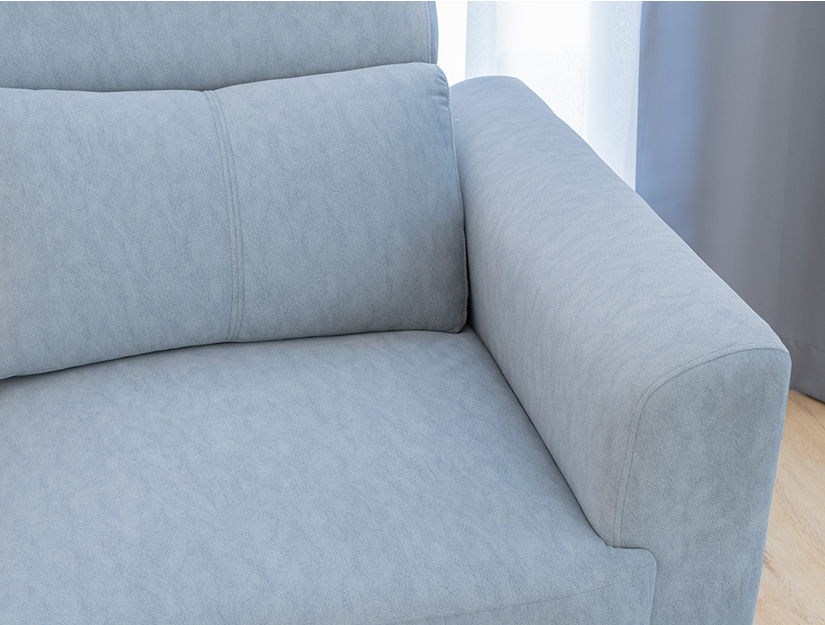 Wide cushioned armrests. Premium comfort. 