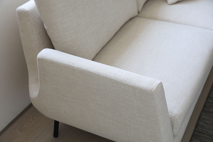 Unique silhouette with curved armrests 