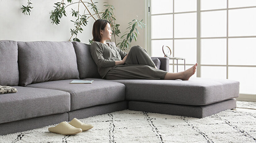 L shaped sofa that flatters corner spaces. Stretch your legs and cosy up on the chaise. 