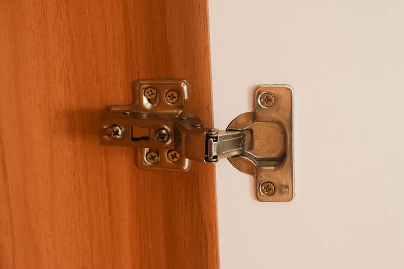 High quality metal hinges for a easy door open and closing experience.