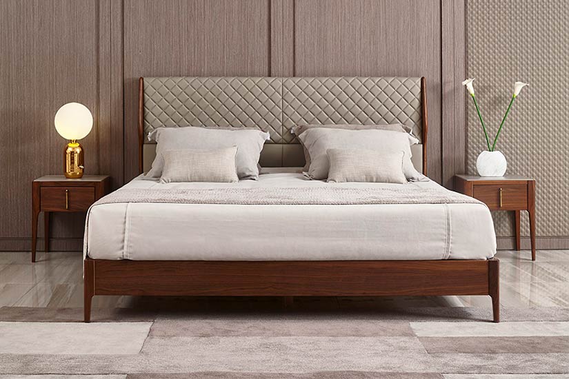 The bed frame’s symmetrical design creates a sense of balance. This aids in building a tranquil atmosphere in your room.