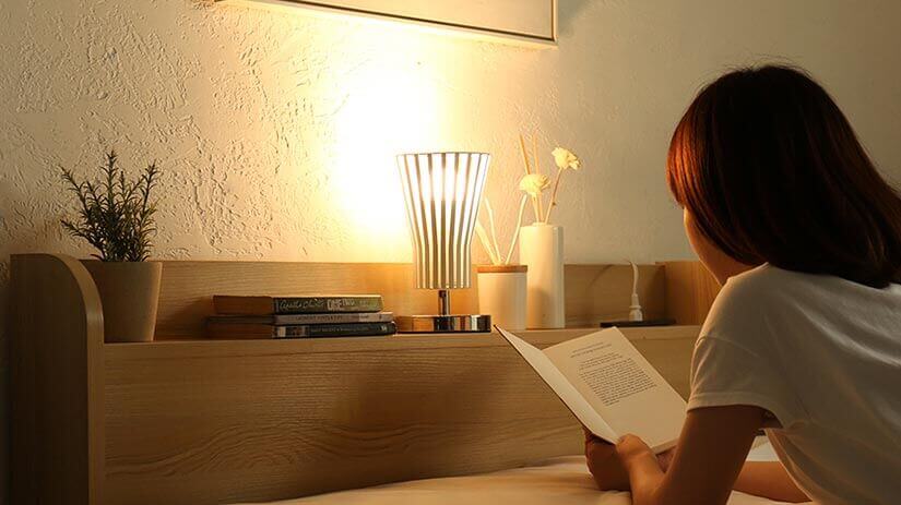 Reading on your bed is made easy with the built-in power outlet by simply placing a lamp on your headboard.