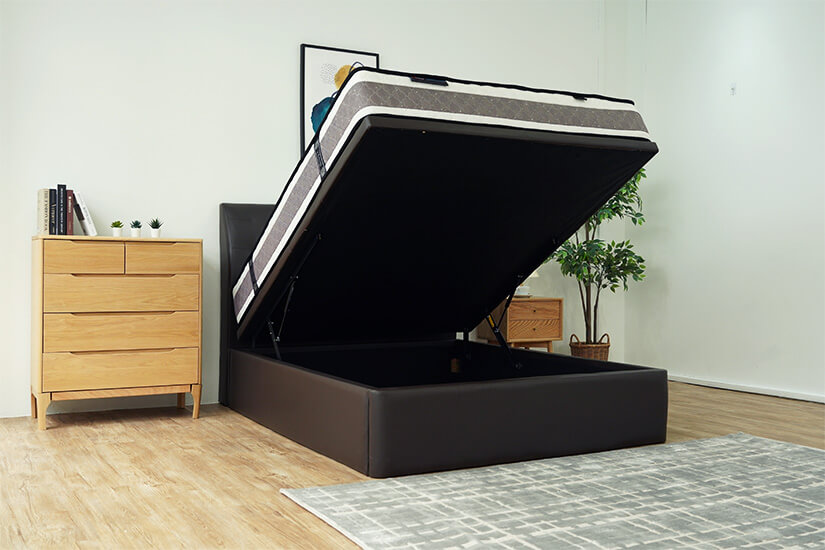 Huge storage compartment. Suitable for storing bedding like bed sheets, 
blankets, and quilts. 