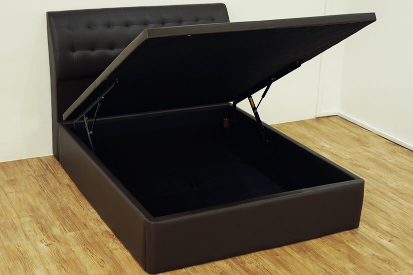 Huge storage compartment. Suitable for storing bedding like bed sheets, 
blankets, and quilts.