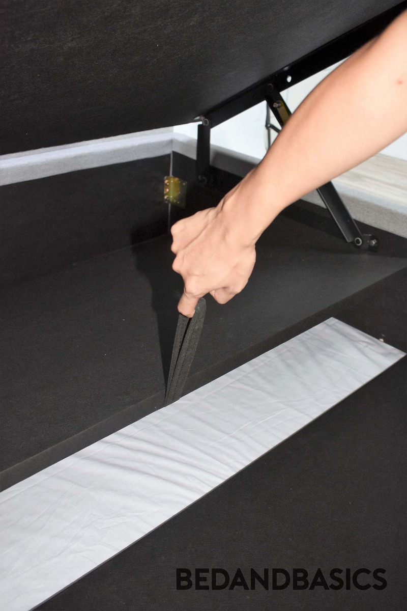 The bottom of the bed can be easily lifted. This allows for easy cleaning of the floor underneath the storage bed.